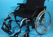 Scaun cu rotile din aluminiu care suporta 170 kg/ 60 cm