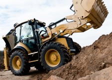 Inchiriez Buldoexcavator cu atasamente diverse