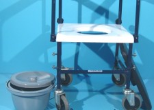 Scaun cu WC handicap Vermeiren disponibil