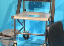 Scaun cu WC handicap de la Invacare- gri inchis