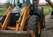 Buldoescavator CASE 695sm (roti egale)