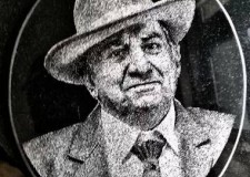 Portret comemorativ gravat pe granit, pentru monumente funerare, cruci