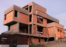 Bucium, casa la rosu cu o arhitectura moderna