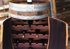 Butoaie din lemn, candelabru rustic, minibar, ciupercute