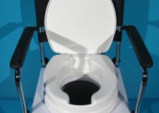 Scaun WC cu inaltator atasat Invacare