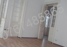 Universitate-Hristo Botev str. Mantuleasa vila singur curte  4 camere spatiu birouri 850 euro.