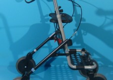 Cadru de mers cu roti pentru persoane cu handicap