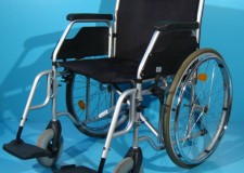 Scaun handicap dotat cu frane pentru pacient
