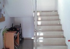 Caut loc de munca: ingrijitoare scari de bloc