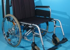 Scaun cu rotile suporta 170 de kg/ latime sezut 55 cm