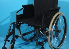 Doua scaune fara un suport pentru sprijin picior