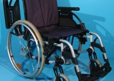 Scaunul rulant are schelet din aluminiu Breezy / latime sezut 45 cm