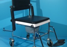 Scaun handicap cu WC Invacare