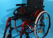 Scaun handicap dotat cu frane pentru pacient din aluminiu