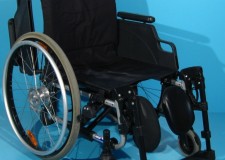 Scaun handicap cu reglaj al suportilor din aluminiu Breezy