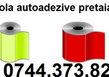 Etichete in rola autoadezive pretaiate din hartie.
