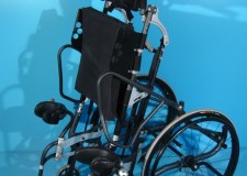 Scaun cu rotile cu verticalizare actionat manual