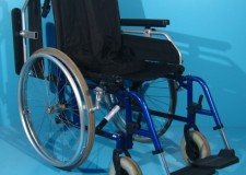 Fotoliu rulant cu suportii pentru picioare diferiti ca nuanta