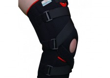 Orteza de genunchi mobila cu insertii laterale si suport pentru ligamente