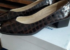 Vand stoc de incaltaminte din piele pentru femei