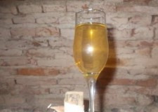 Vin alb de casa pentru Sfintele Pasti